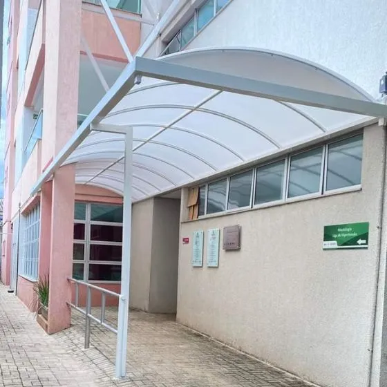 Cobertura de Lona em Americana SP — Cobertura em pátio de comércio com mesas externas