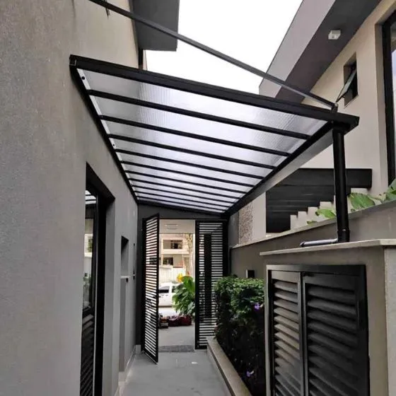 Cobertura de Policarbonato Alveolar em Americana SP — Cobertura em quintal residencial coberto