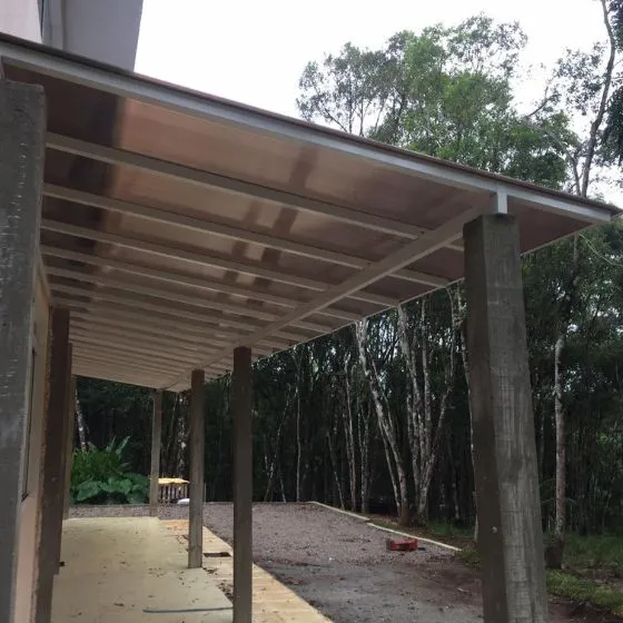 Cobertura de Policarbonato Alveolar em Americana SP — Cobertura em pátio de comércio com mesas externas