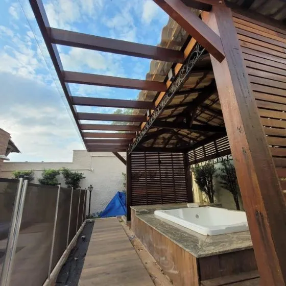 Cobertura de Policarbonato Compacto em Americana SP — Instalação em garagem residencial