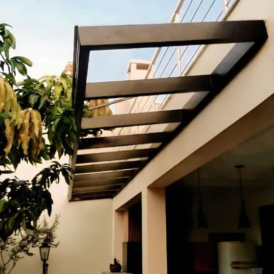 Cobertura de Policarbonato Compacto em Americana SP — Cobertura em quintal residencial coberto