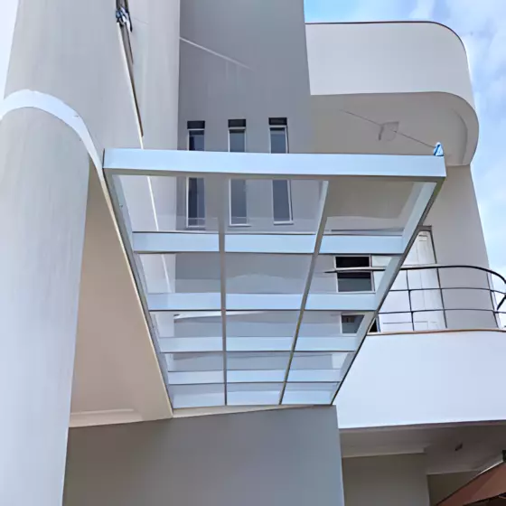 Cobertura de Policarbonato Compacto em Americana SP — Cobertura em pátio de comércio com mesas externas