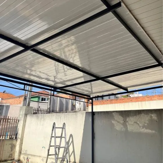 Cobertura de Telha Metálica Forro em Americana SP — Cobertura em pátio de comércio com mesas externas