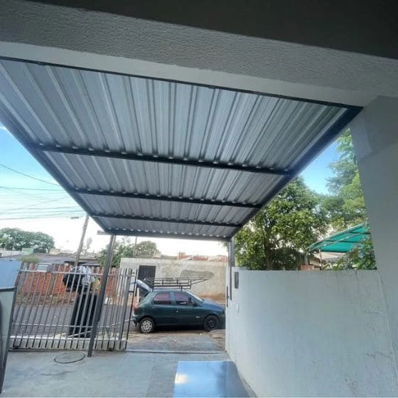Cobertura de Telha Metálica Simples em Americana SP — Cobertura em quintal residencial coberto