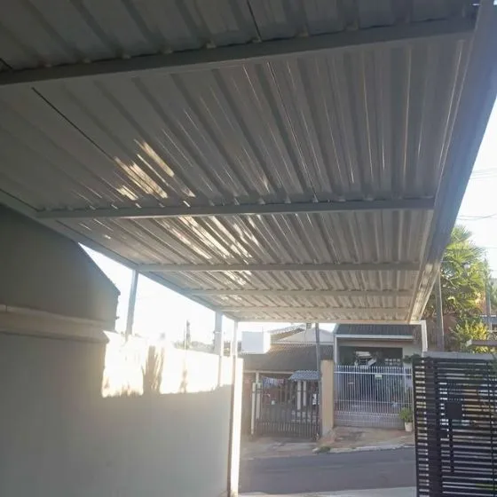 Cobertura de Telha Sanduíche em Americana SP — Instalação em fachada comercial