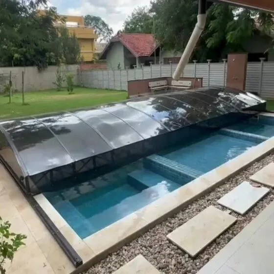 Cobertura Retrátil para Piscina em Americana SP — Cobertura em quintal residencial coberto