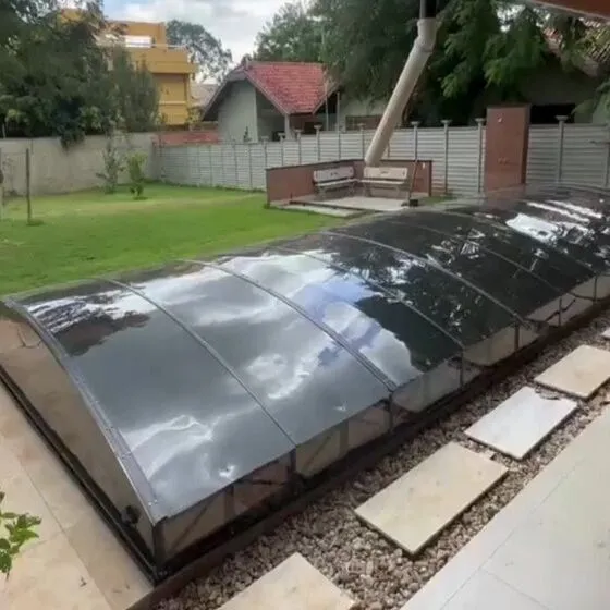 Cobertura Retrátil para Piscina em Americana SP — Cobertura em pátio de comércio com mesas externas