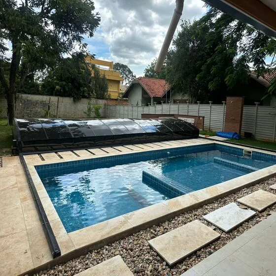 Cobertura Retrátil para Piscina em Americana SP — Instalação em fachada comercial