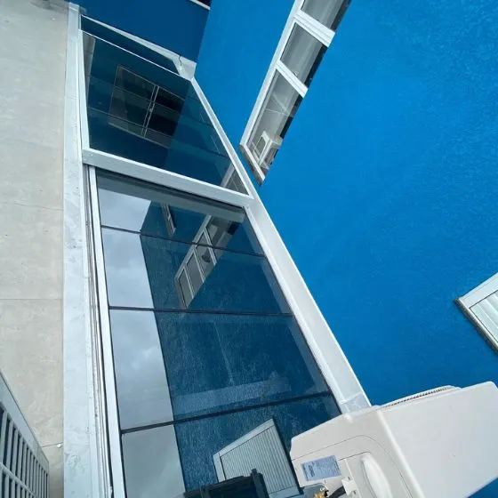 Cobertura Retrátil Policarbonato/Telha/Vidro em Americana SP — Cobertura com calha lateral para escoamento