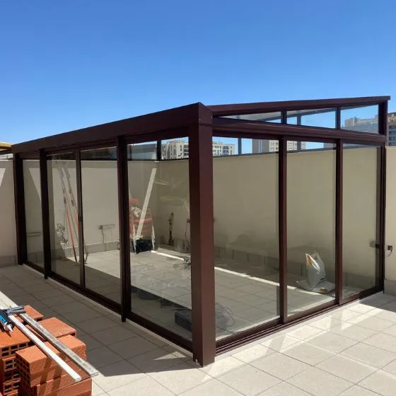 Coberturas de Vidro em Americana SP — Cobertura em pátio de comércio com mesas externas