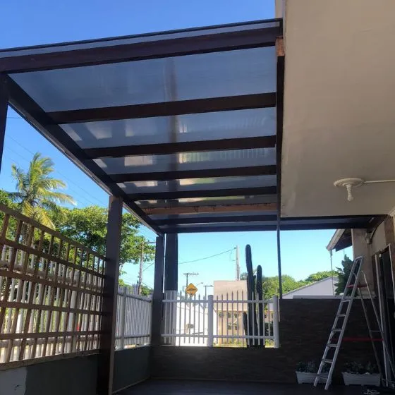 Pergolado de Alumínio com Policarbonato em Americana SP — Cobertura em pátio de comércio com mesas externas