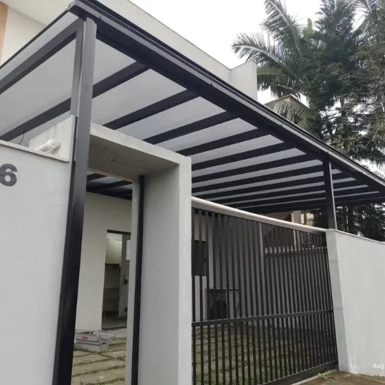 Pergolado Fixo de Ferro em Americana SP — Cobertura em pátio de comércio com mesas externas