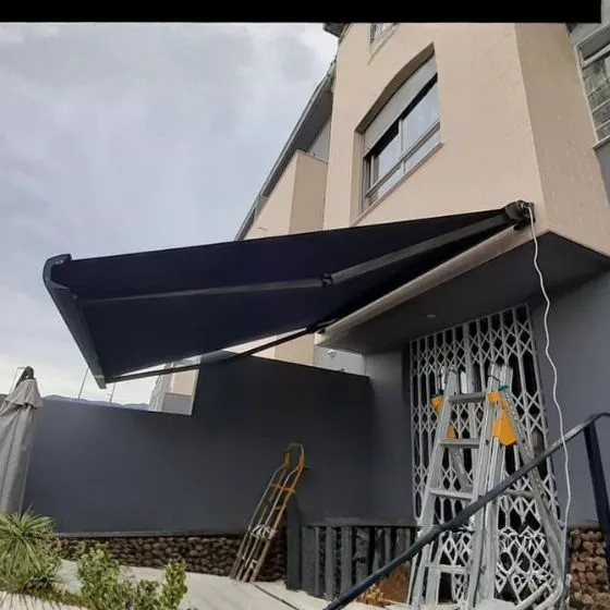 Reforma de Toldos e Coberturas em Americana SP — Cobertura com calha lateral para escoamento