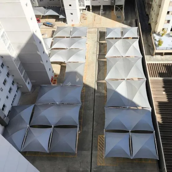 Sombreadores para Veículos em Americana SP — Cobertura em pátio de comércio com mesas externas