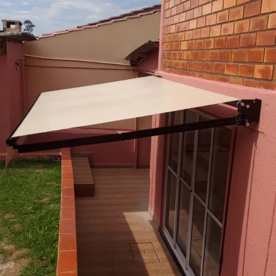 Toldo Articulado em Americana SP — Cobertura em pátio de comércio com mesas externas