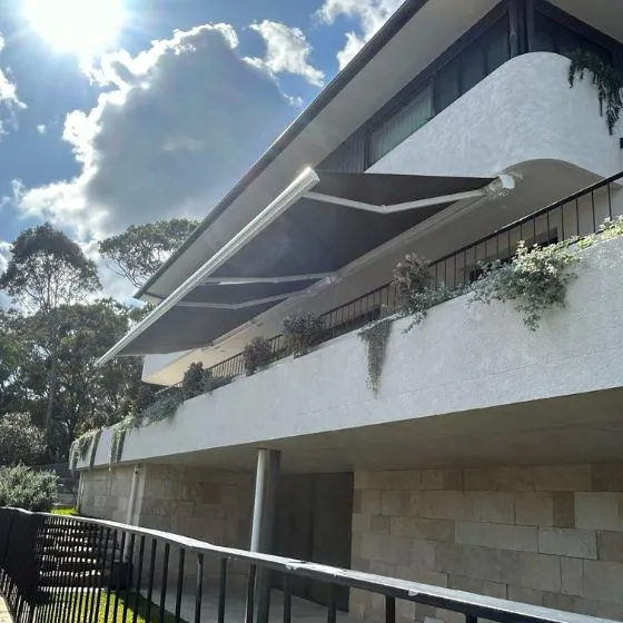 Toldo Articulado em Americana SP — Cobertura com calha lateral para escoamento