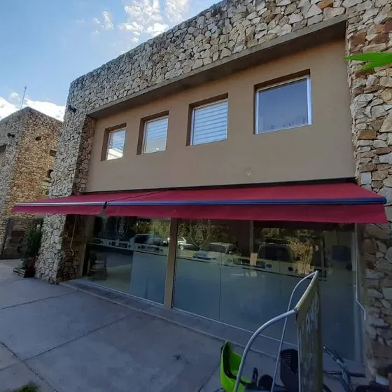 Toldo Articulado em Americana SP — Instalação em fachada comercial
