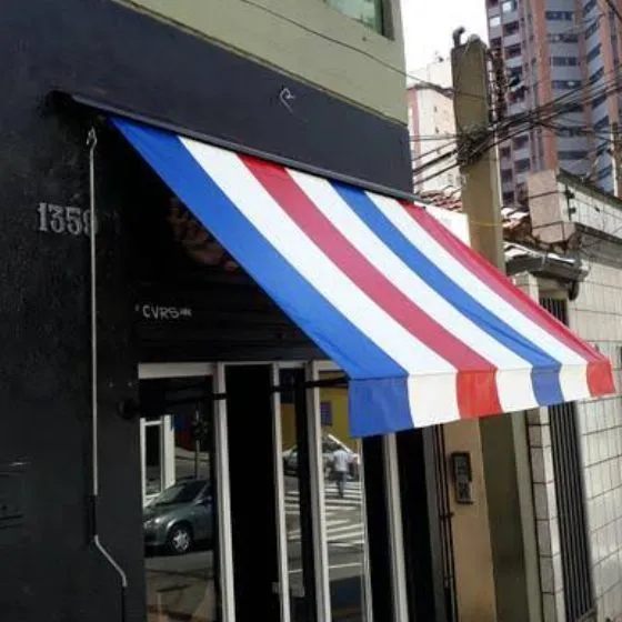 Toldo Cortina com Braços Laterais em Americana SP — Instalação em área gourmet com churrasqueira