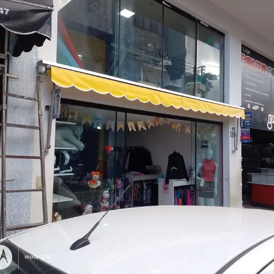 Toldo Cortina com Braços Laterais em Americana SP — Cobertura em pátio de comércio com mesas externas
