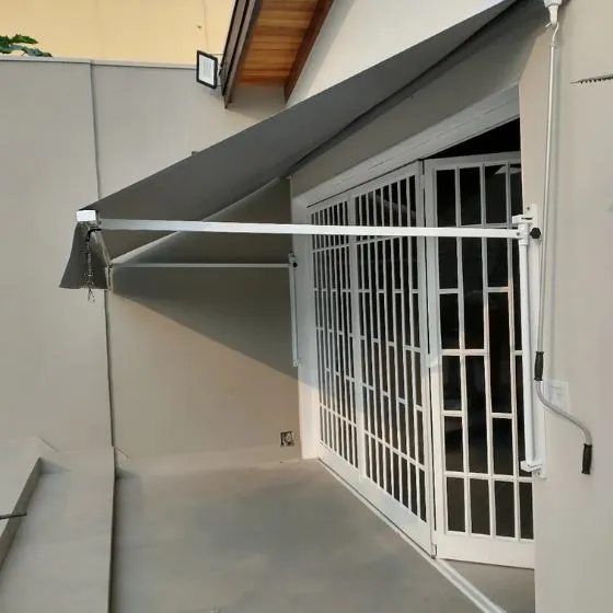Toldo Cortina com Braços Laterais em Americana SP — Cobertura com estrutura metálica reforçada