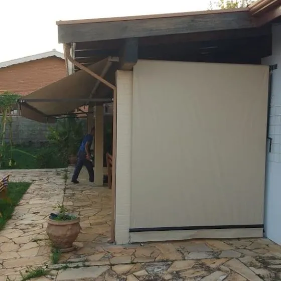 Toldo Cortina Fechamento Vertical em Americana SP — Instalação em área gourmet com churrasqueira