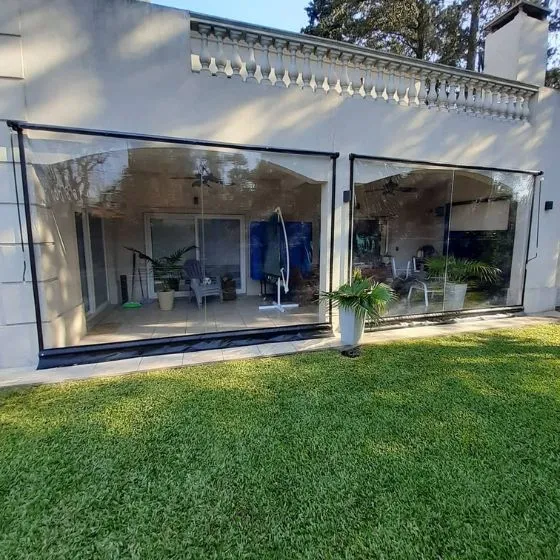 Toldo Cortina Fechamento Vertical em Americana SP — Cobertura em quintal residencial coberto