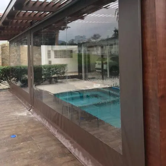 Toldo Cortina Fechamento Vertical em Americana SP — Cobertura em pátio de comércio com mesas externas