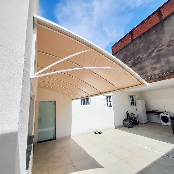 Toldo Fixo de Lona PVC em Americana SP — Cobertura em quintal residencial coberto