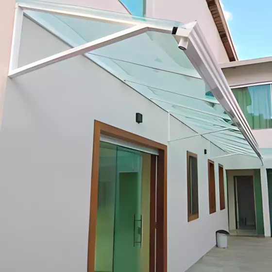 Toldo Fixo Policarbonato Compacto em Americana SP — Cobertura em quintal residencial coberto