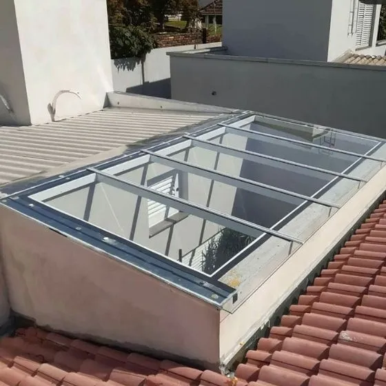 Toldo Fixo Policarbonato Compacto em Americana SP — Cobertura em pátio de comércio com mesas externas