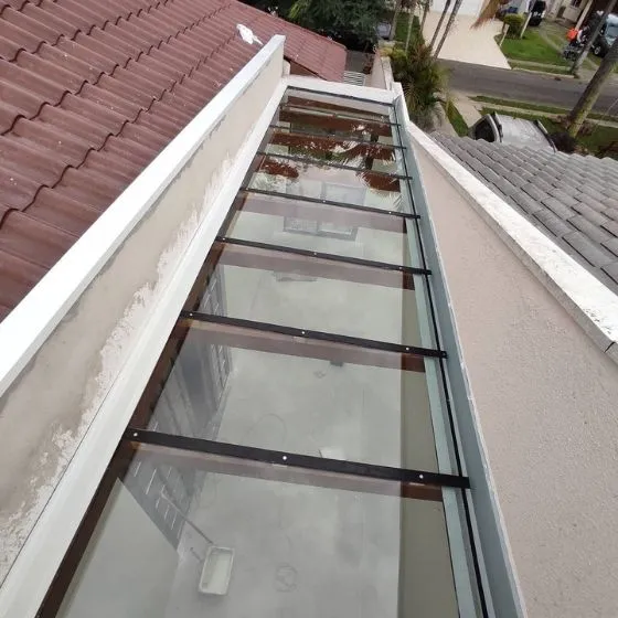 Toldo Fixo Policarbonato Compacto em Americana SP — Cobertura em passagem coberta entre ambientes