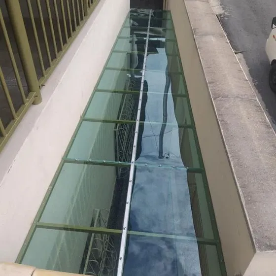 Toldo Fixo Policarbonato Compacto em Americana SP — Cobertura com calha lateral para escoamento