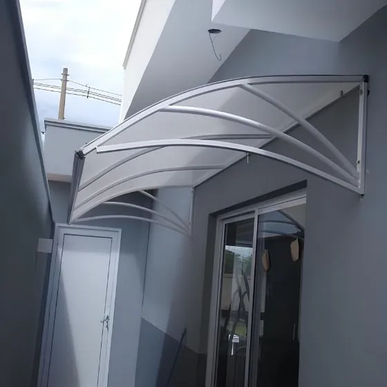 Toldo Policarbonato Alveolar em Americana SP — Cobertura em pátio de comércio com mesas externas