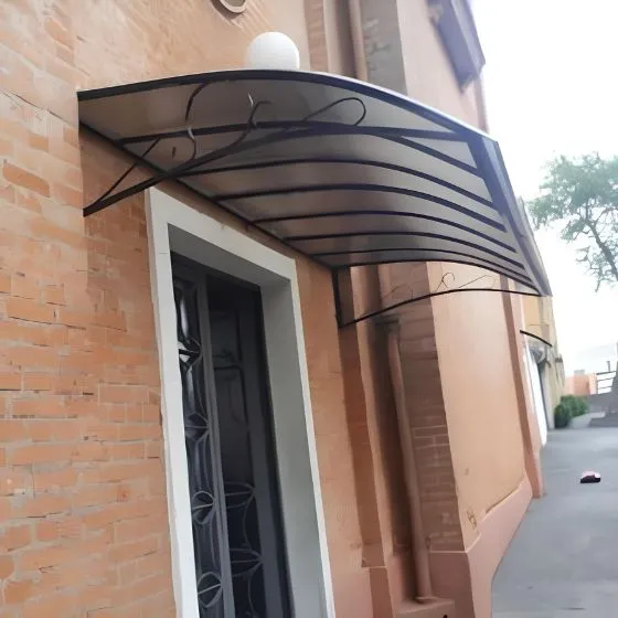 Toldo Policarbonato Alveolar em Americana SP — Instalação em fachada comercial